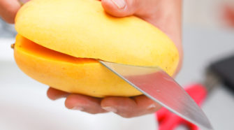 Estudiantes mexicanas crean plástico biodegradable con cáscara de mango