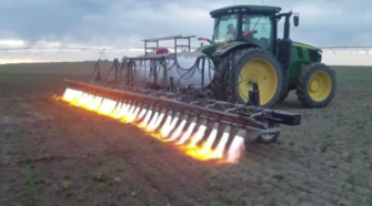 Tractores lanzallamas en agricultura ecológica
